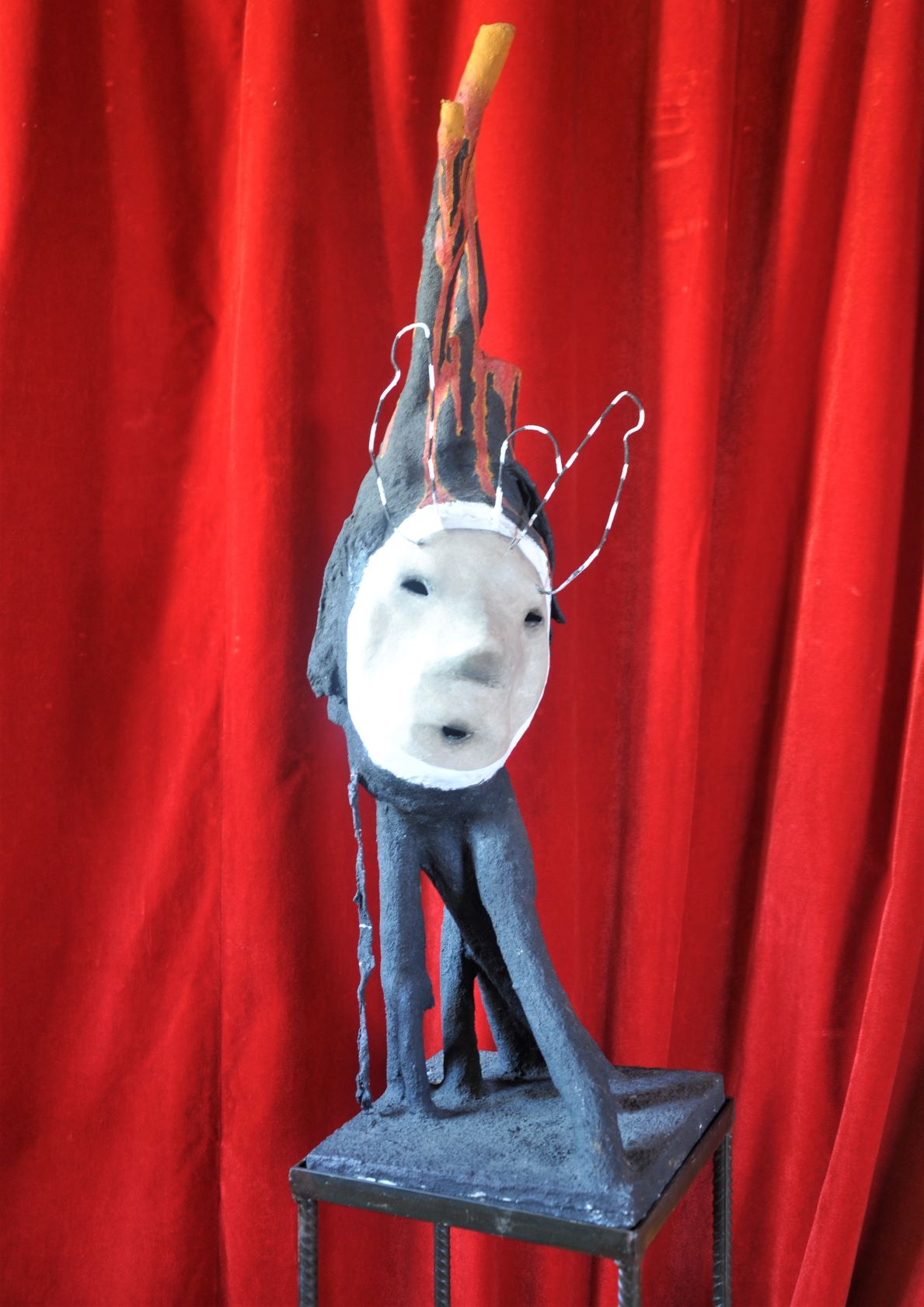 Maskapied 1.90x0.25m, sculpture pâte à bois et peinture, support métallique