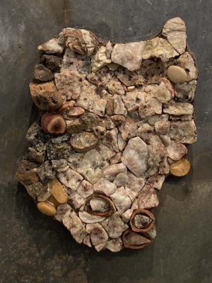 cailloux, marbre, granit, noisette et smalti sur ardoise,anne-Cécile lopez,galerie résonances,le tréport