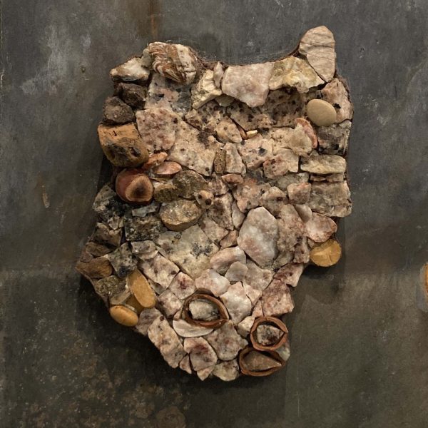 cailloux, marbre, granit, noisette et smalti sur ardoise,anne-Cécile lopez,galerie résonances,le tréport